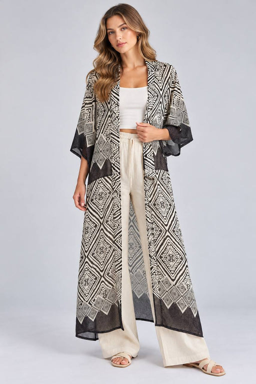 Siyah beyaz kadın kimono